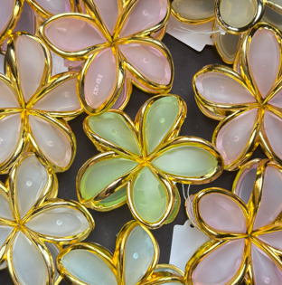 Pince à cheveux fleur avec liseré doré