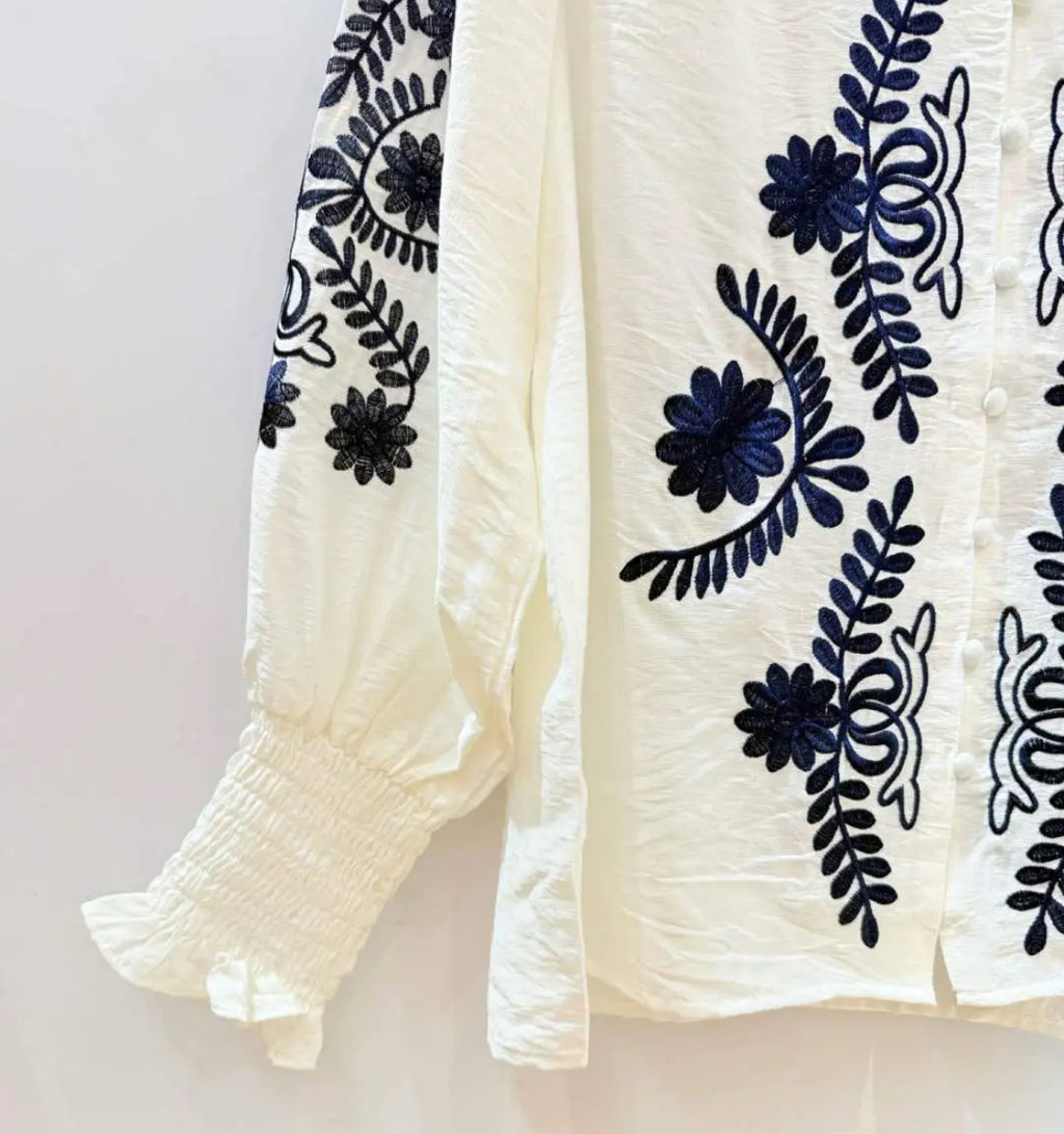 Blusa con bordado floral
