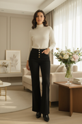 Pantalon noir – mannequin M/L – salon beige